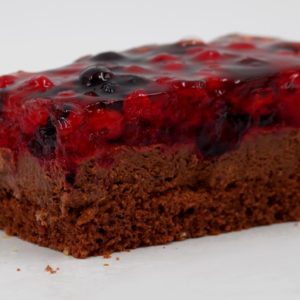 Beerenauswahl auf Mousse au Chocolat