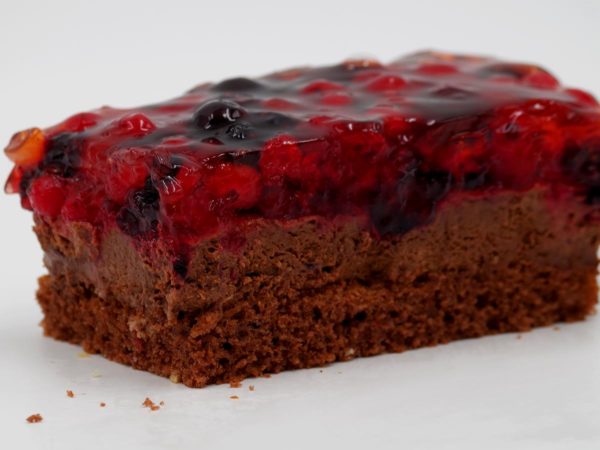 Beerenauswahl auf Mousse au Chocolat