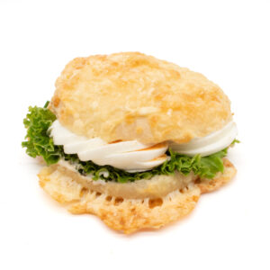 Käsebrötchen mit Ei